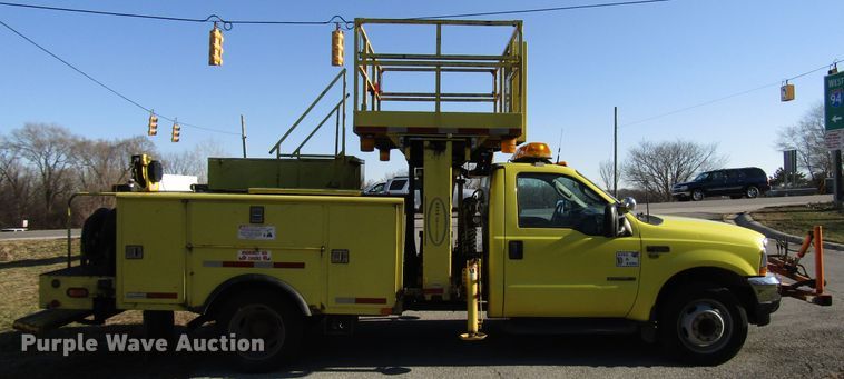 image for item DH8324 2003 Ford F550 Super Duty scissor lift truck