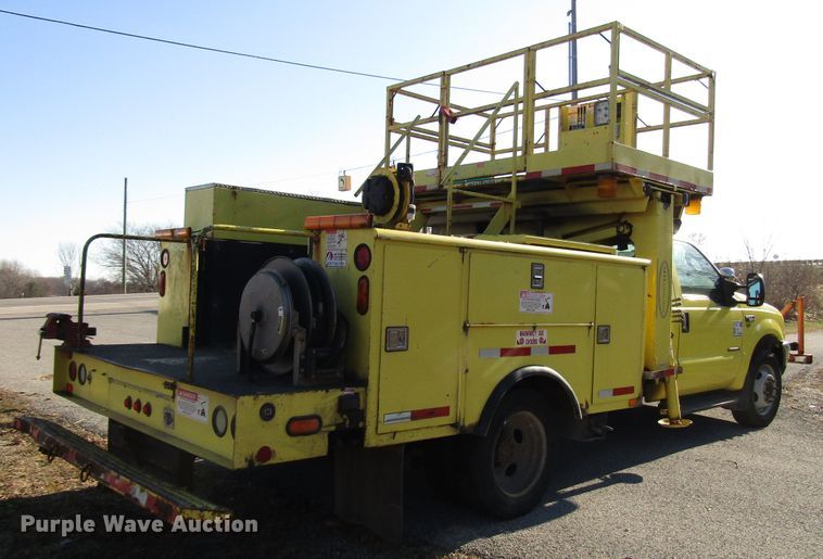 image for item DH8324 2003 Ford F550 Super Duty scissor lift truck