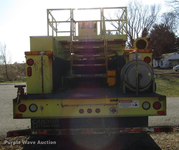 image for item DH8324 2003 Ford F550 Super Duty scissor lift truck