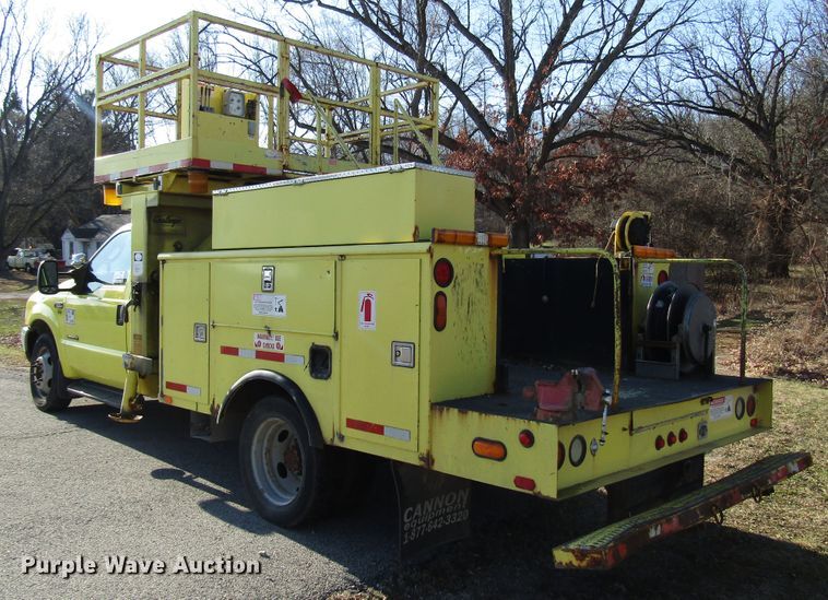 image for item DH8324 2003 Ford F550 Super Duty scissor lift truck