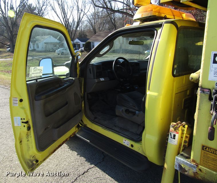 image for item DH8324 2003 Ford F550 Super Duty scissor lift truck