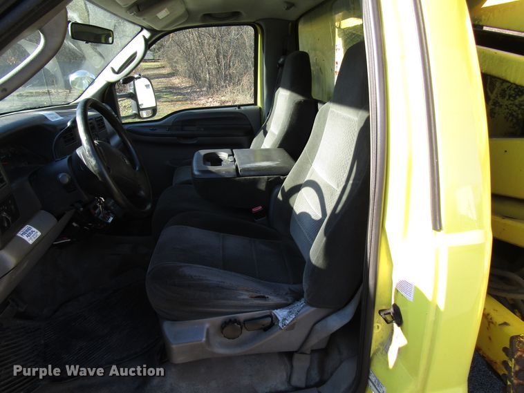 image for item DH8324 2003 Ford F550 Super Duty scissor lift truck