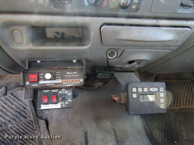 image for item DH8324 2003 Ford F550 Super Duty scissor lift truck