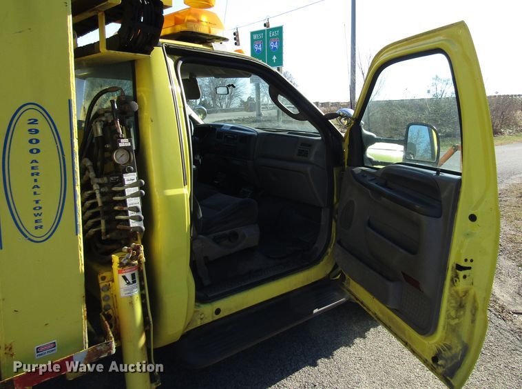 image for item DH8324 2003 Ford F550 Super Duty scissor lift truck