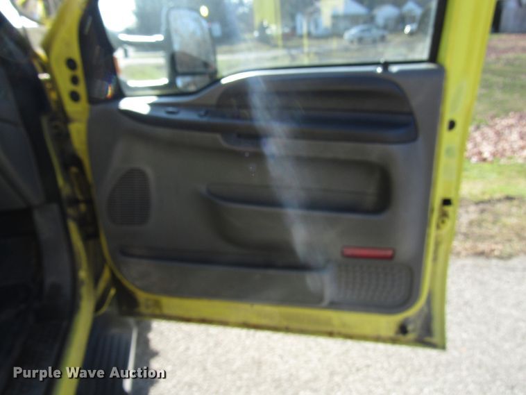 image for item DH8324 2003 Ford F550 Super Duty scissor lift truck