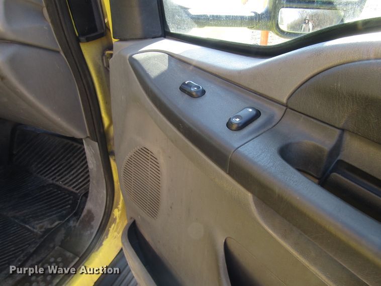 image for item DH8324 2003 Ford F550 Super Duty scissor lift truck