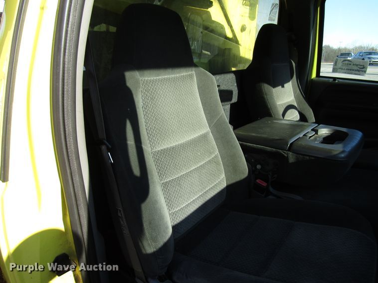 image for item DH8324 2003 Ford F550 Super Duty scissor lift truck