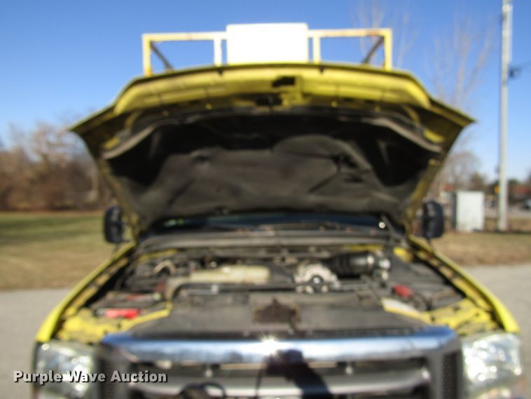 image for item DH8324 2003 Ford F550 Super Duty scissor lift truck