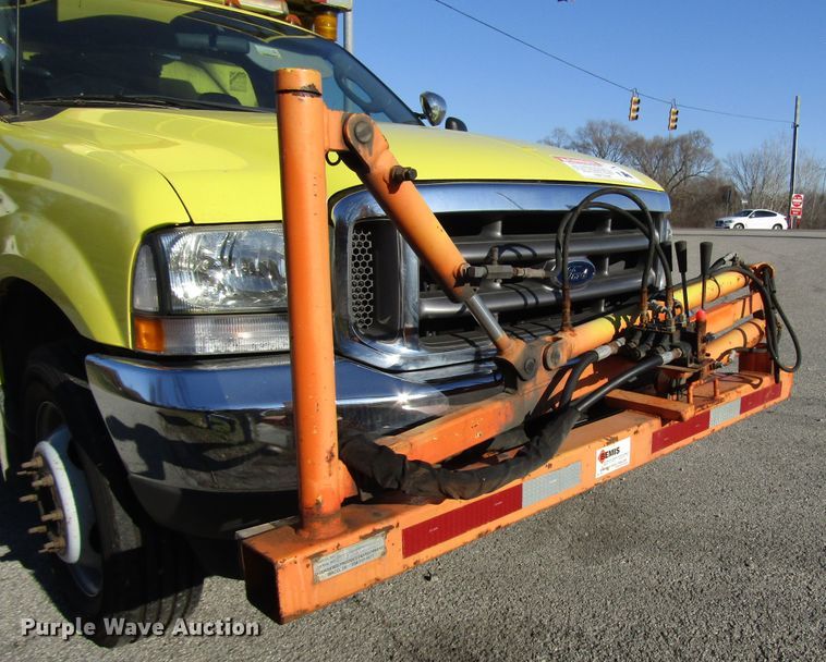 image for item DH8324 2003 Ford F550 Super Duty scissor lift truck