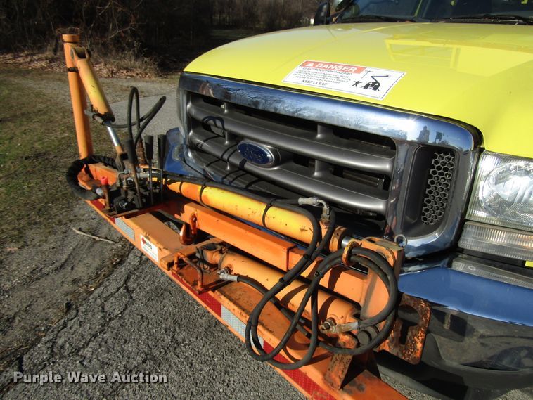 image for item DH8324 2003 Ford F550 Super Duty scissor lift truck