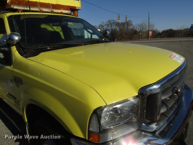 image for item DH8324 2003 Ford F550 Super Duty scissor lift truck