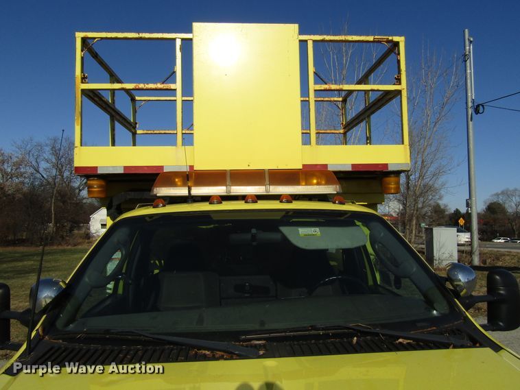 image for item DH8324 2003 Ford F550 Super Duty scissor lift truck