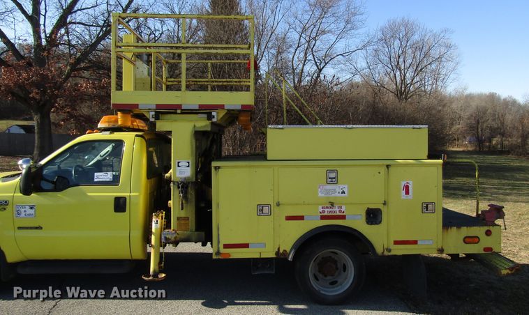 image for item DH8324 2003 Ford F550 Super Duty scissor lift truck