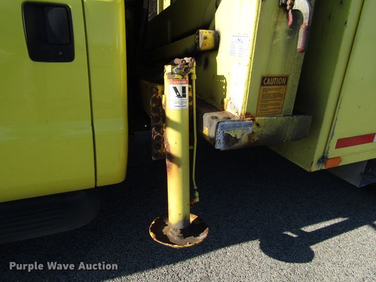 image for item DH8324 2003 Ford F550 Super Duty scissor lift truck