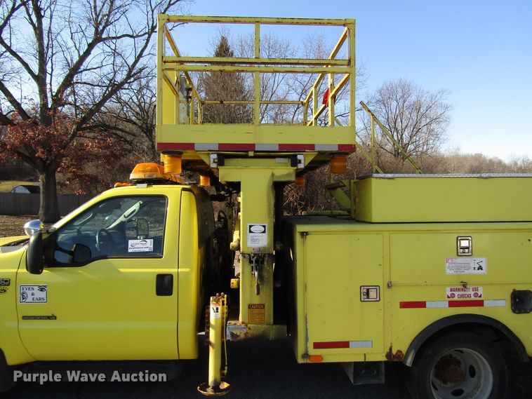 image for item DH8324 2003 Ford F550 Super Duty scissor lift truck