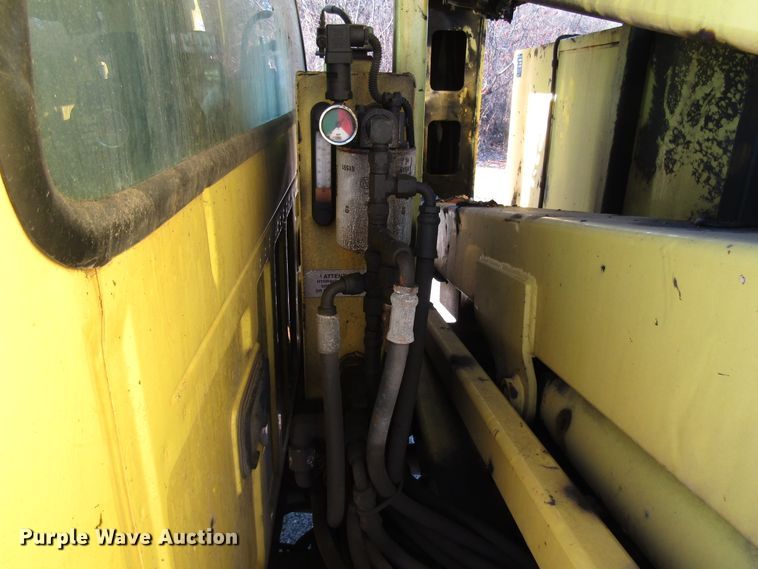 image for item DH8324 2003 Ford F550 Super Duty scissor lift truck