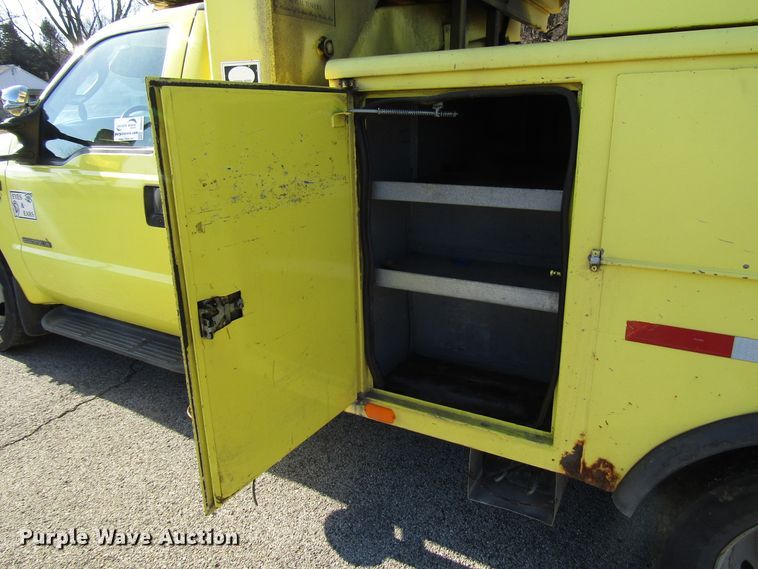 image for item DH8324 2003 Ford F550 Super Duty scissor lift truck