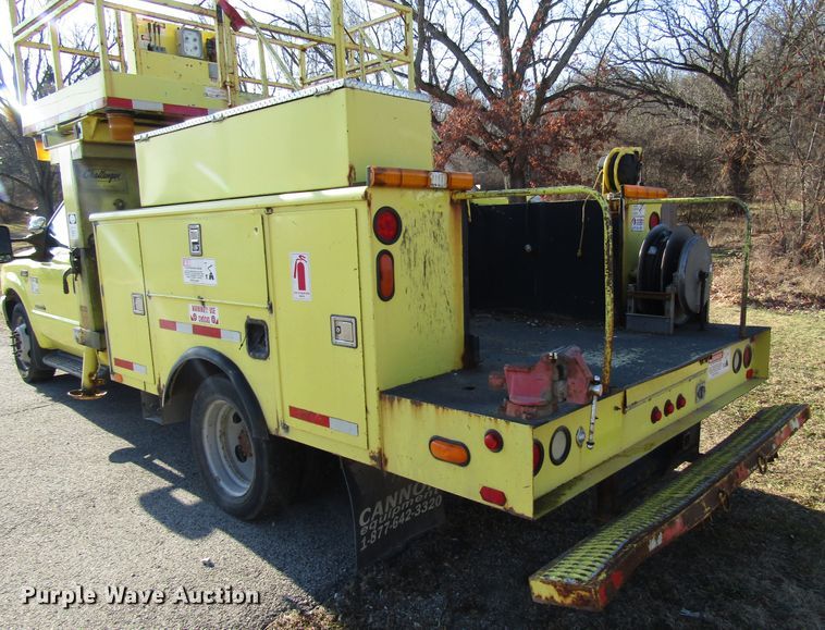 image for item DH8324 2003 Ford F550 Super Duty scissor lift truck
