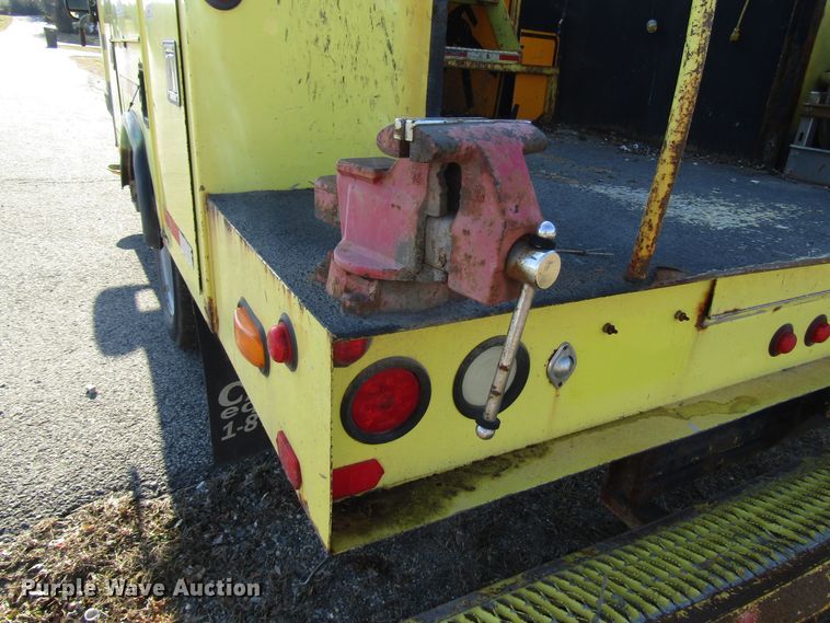 image for item DH8324 2003 Ford F550 Super Duty scissor lift truck