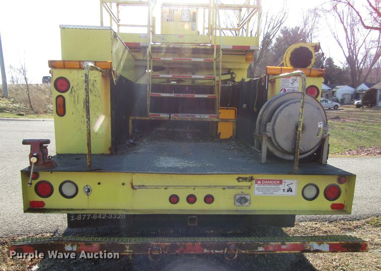 image for item DH8324 2003 Ford F550 Super Duty scissor lift truck