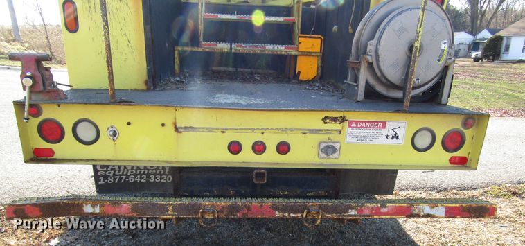 image for item DH8324 2003 Ford F550 Super Duty scissor lift truck