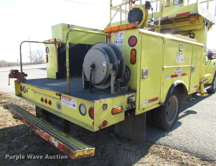 image for item DH8324 2003 Ford F550 Super Duty scissor lift truck
