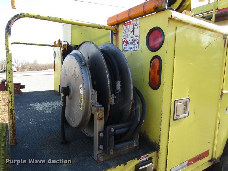 image for item DH8324 2003 Ford F550 Super Duty scissor lift truck