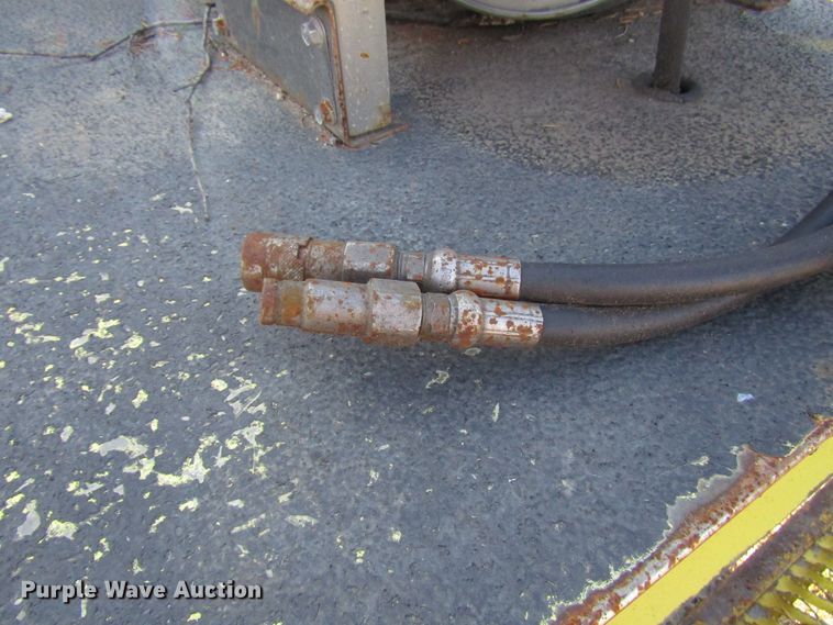 image for item DH8324 2003 Ford F550 Super Duty scissor lift truck