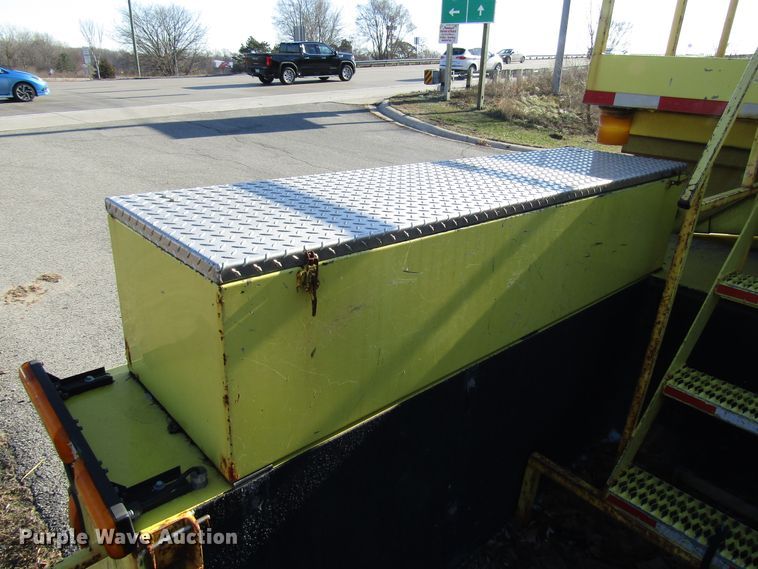 image for item DH8324 2003 Ford F550 Super Duty scissor lift truck