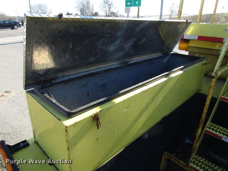 image for item DH8324 2003 Ford F550 Super Duty scissor lift truck