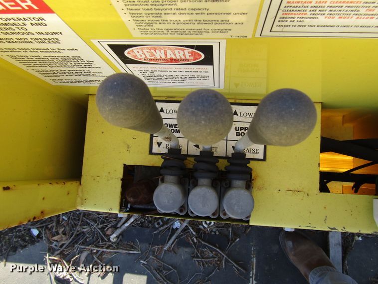 image for item DH8324 2003 Ford F550 Super Duty scissor lift truck