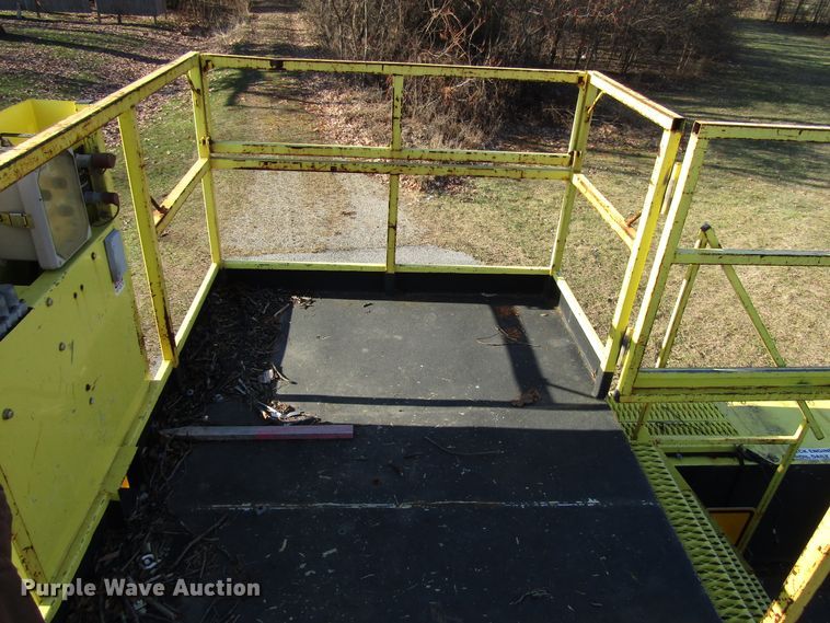 image for item DH8324 2003 Ford F550 Super Duty scissor lift truck