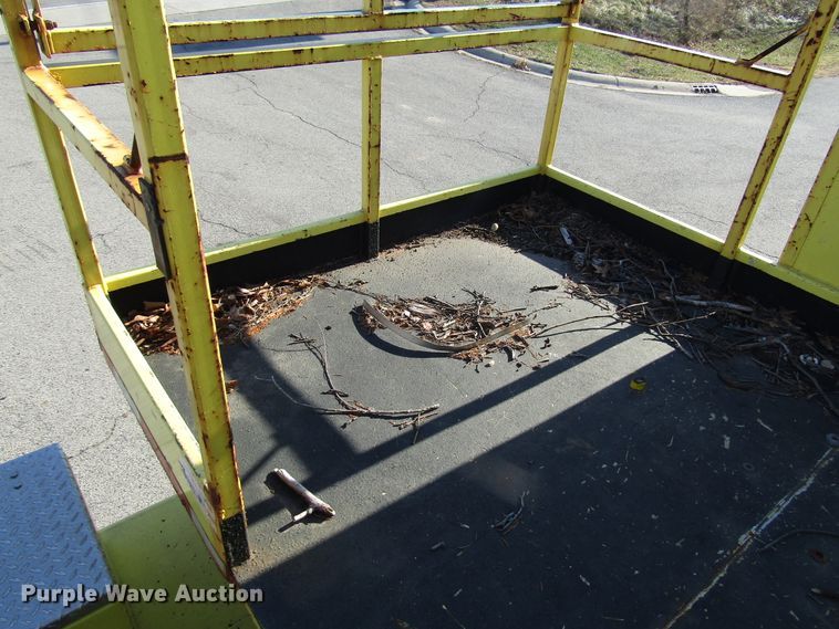 image for item DH8324 2003 Ford F550 Super Duty scissor lift truck