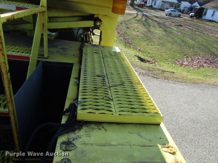 image for item DH8324 2003 Ford F550 Super Duty scissor lift truck