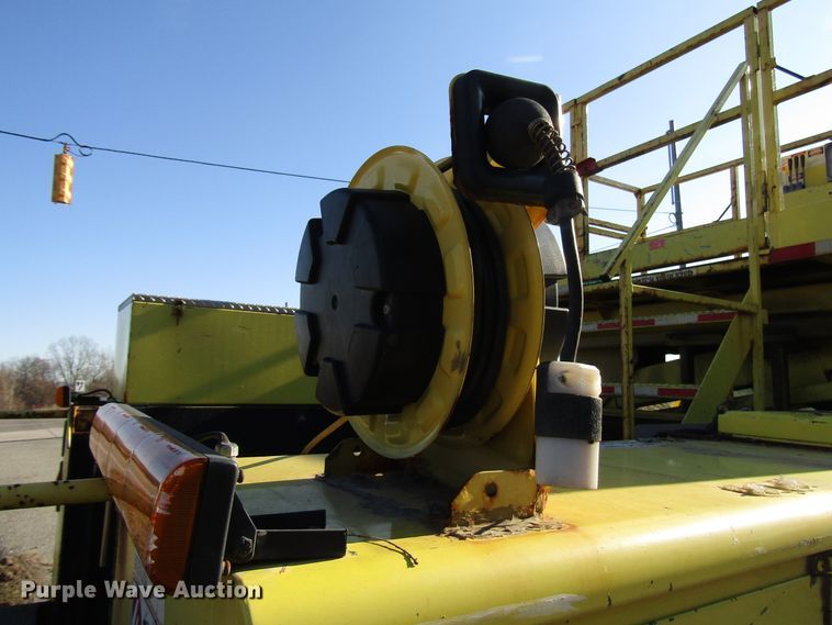 image for item DH8324 2003 Ford F550 Super Duty scissor lift truck