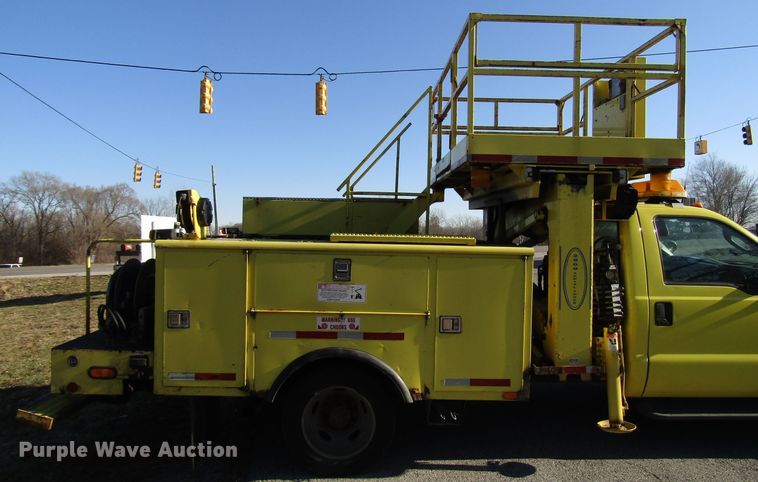 image for item DH8324 2003 Ford F550 Super Duty scissor lift truck