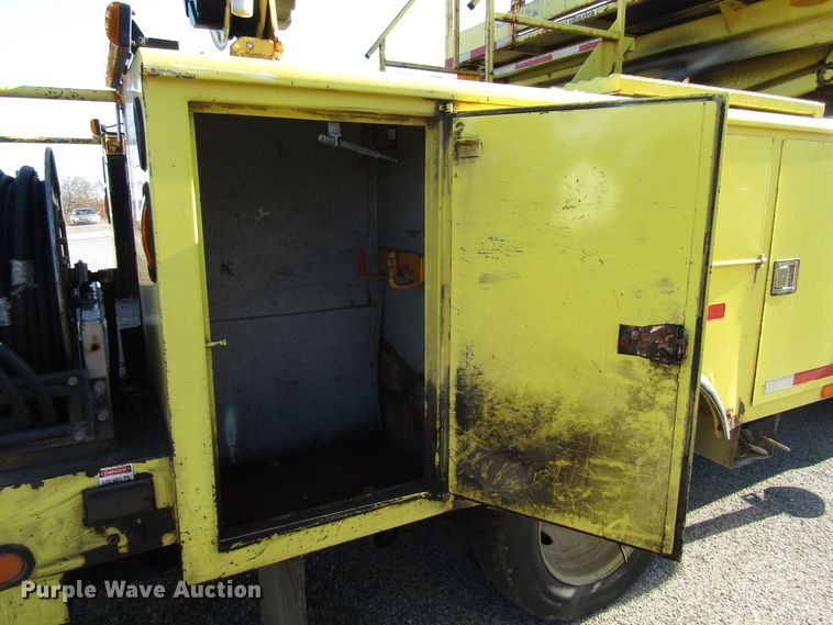 image for item DH8324 2003 Ford F550 Super Duty scissor lift truck