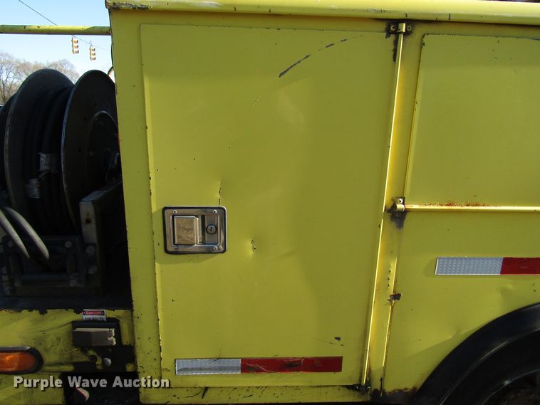 image for item DH8324 2003 Ford F550 Super Duty scissor lift truck