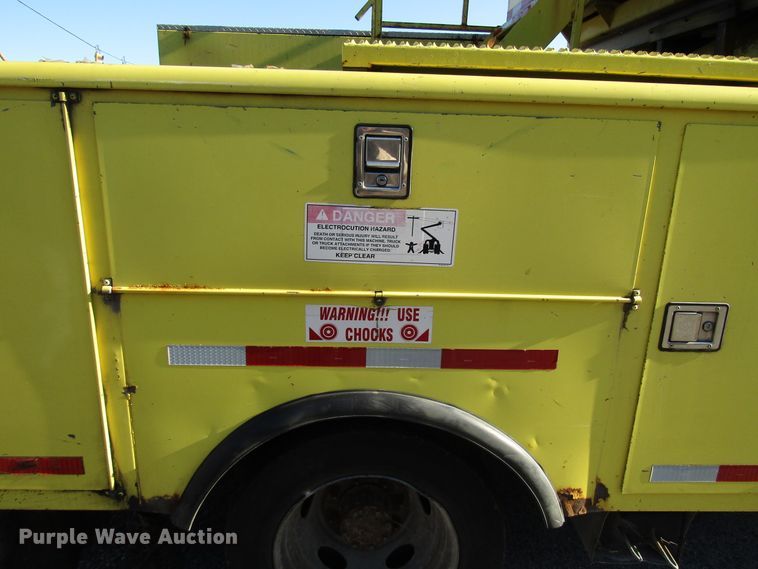 image for item DH8324 2003 Ford F550 Super Duty scissor lift truck