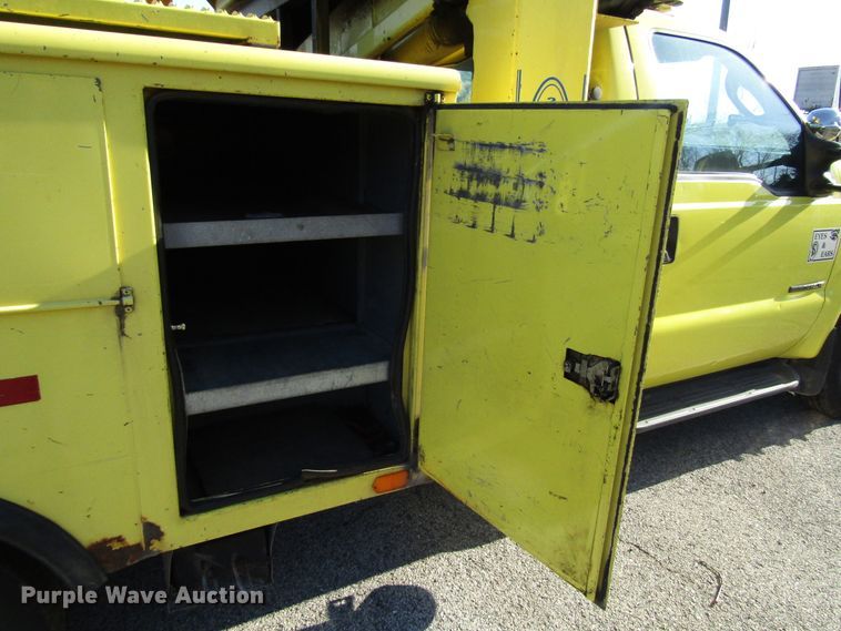 image for item DH8324 2003 Ford F550 Super Duty scissor lift truck