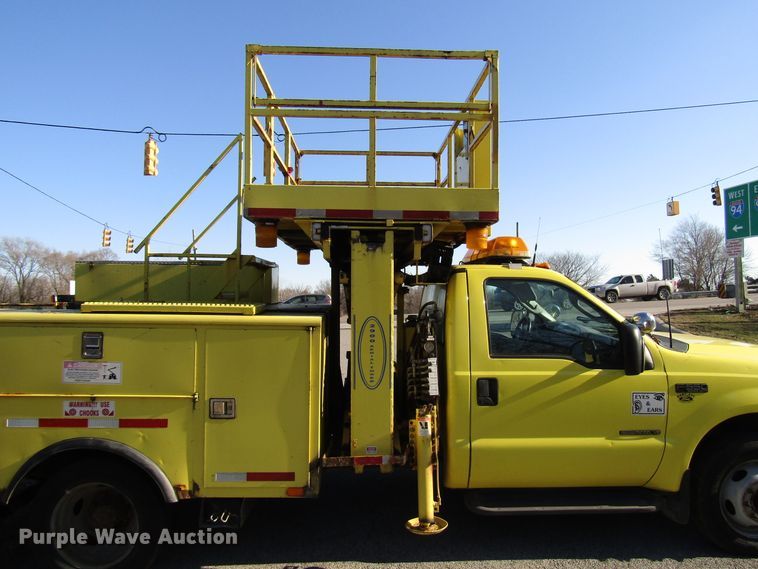 image for item DH8324 2003 Ford F550 Super Duty scissor lift truck