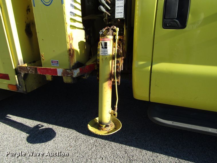 image for item DH8324 2003 Ford F550 Super Duty scissor lift truck