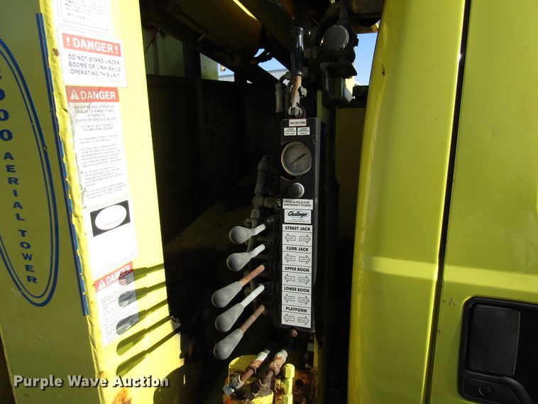 image for item DH8324 2003 Ford F550 Super Duty scissor lift truck