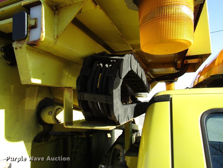 image for item DH8324 2003 Ford F550 Super Duty scissor lift truck