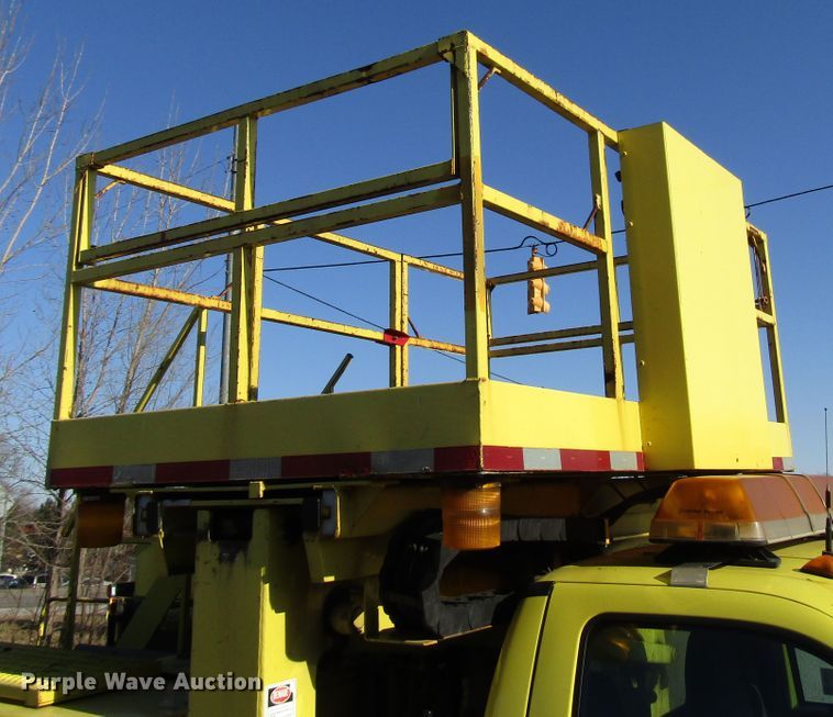 image for item DH8324 2003 Ford F550 Super Duty scissor lift truck