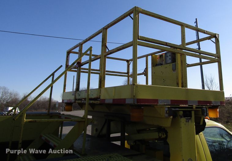image for item DH8324 2003 Ford F550 Super Duty scissor lift truck