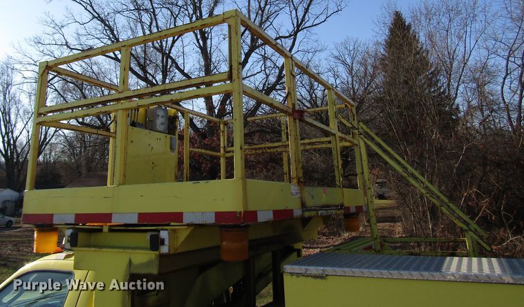 image for item DH8324 2003 Ford F550 Super Duty scissor lift truck