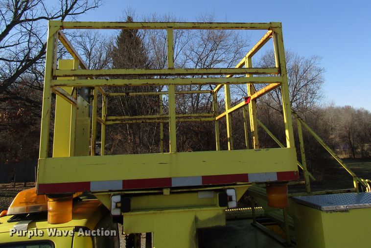 image for item DH8324 2003 Ford F550 Super Duty scissor lift truck