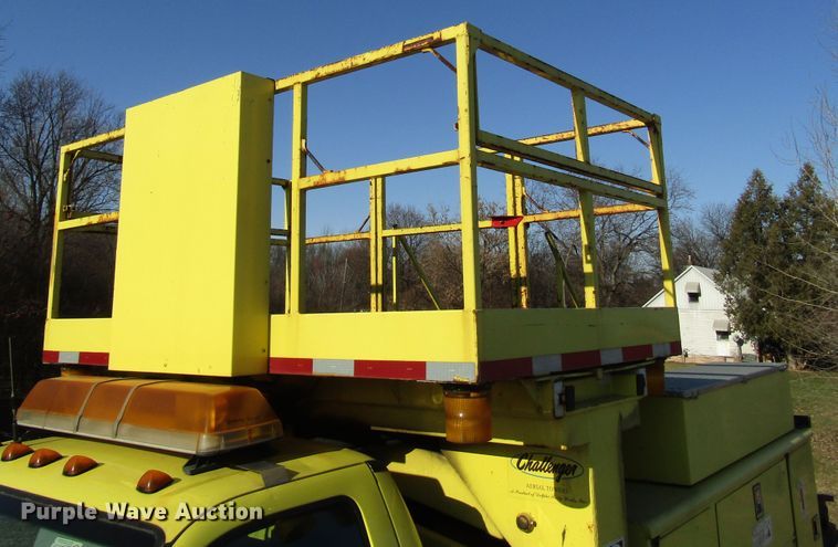 image for item DH8324 2003 Ford F550 Super Duty scissor lift truck