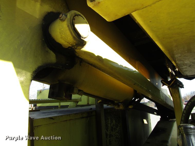 image for item DH8324 2003 Ford F550 Super Duty scissor lift truck